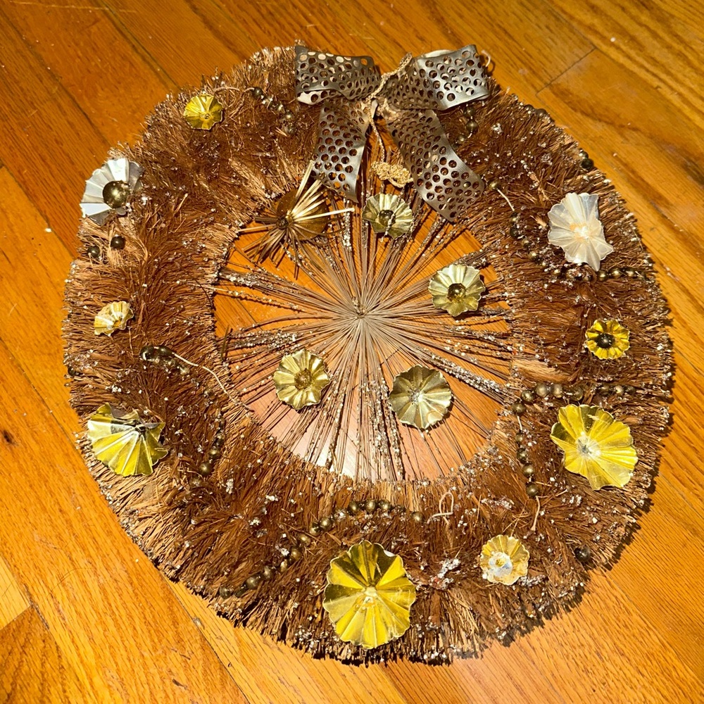 Vintage Bottle Brush Christmas Wreath, Bottle Brush 7" Wreath Tin Flowers